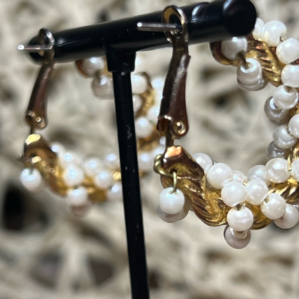 VINTAGE • GOLD & PEARL TWIST HOOP EARRINGS - Picture 4 of 5
